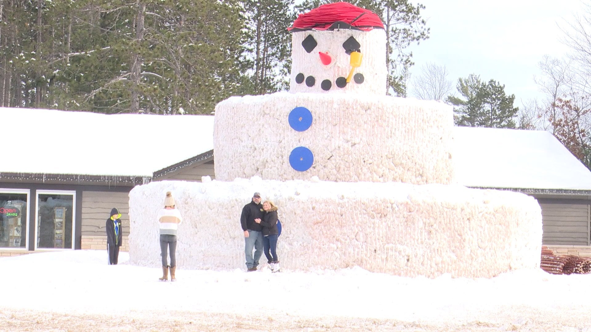 40-Foot-Tall Snowman Greets Winter Visitors to Wisconsin Town