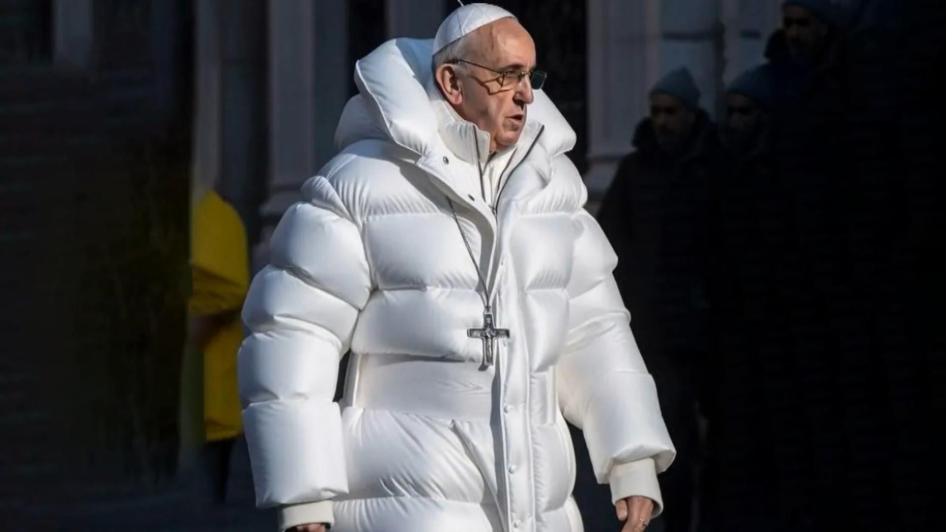 O Papa é puffer: a jaqueta era fake, mas tendência acolchoada é real -  29/03/2023 - UOL Nossa