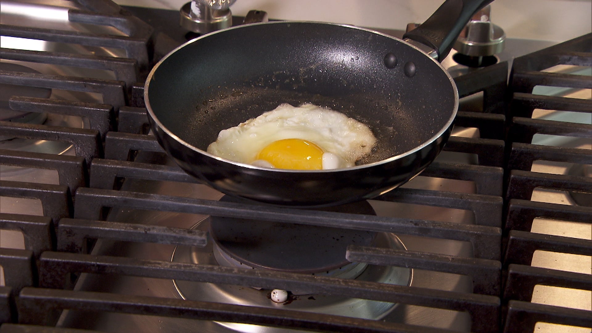 Cooking With a Non-Stick Teflon Coated Pan