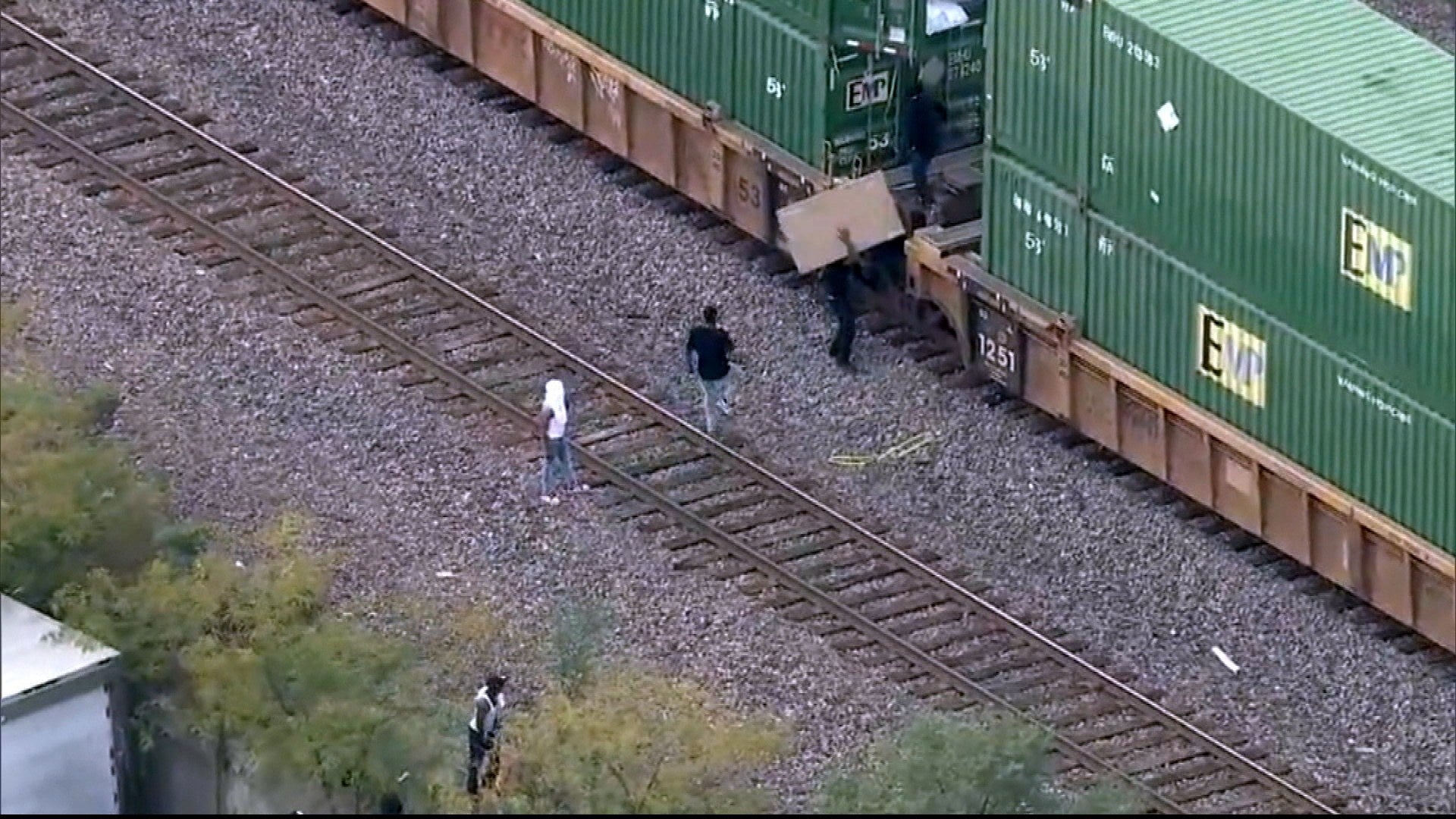 Shocking Video Shows Thieves Looting Chicago Freight Train in Broad Daylight