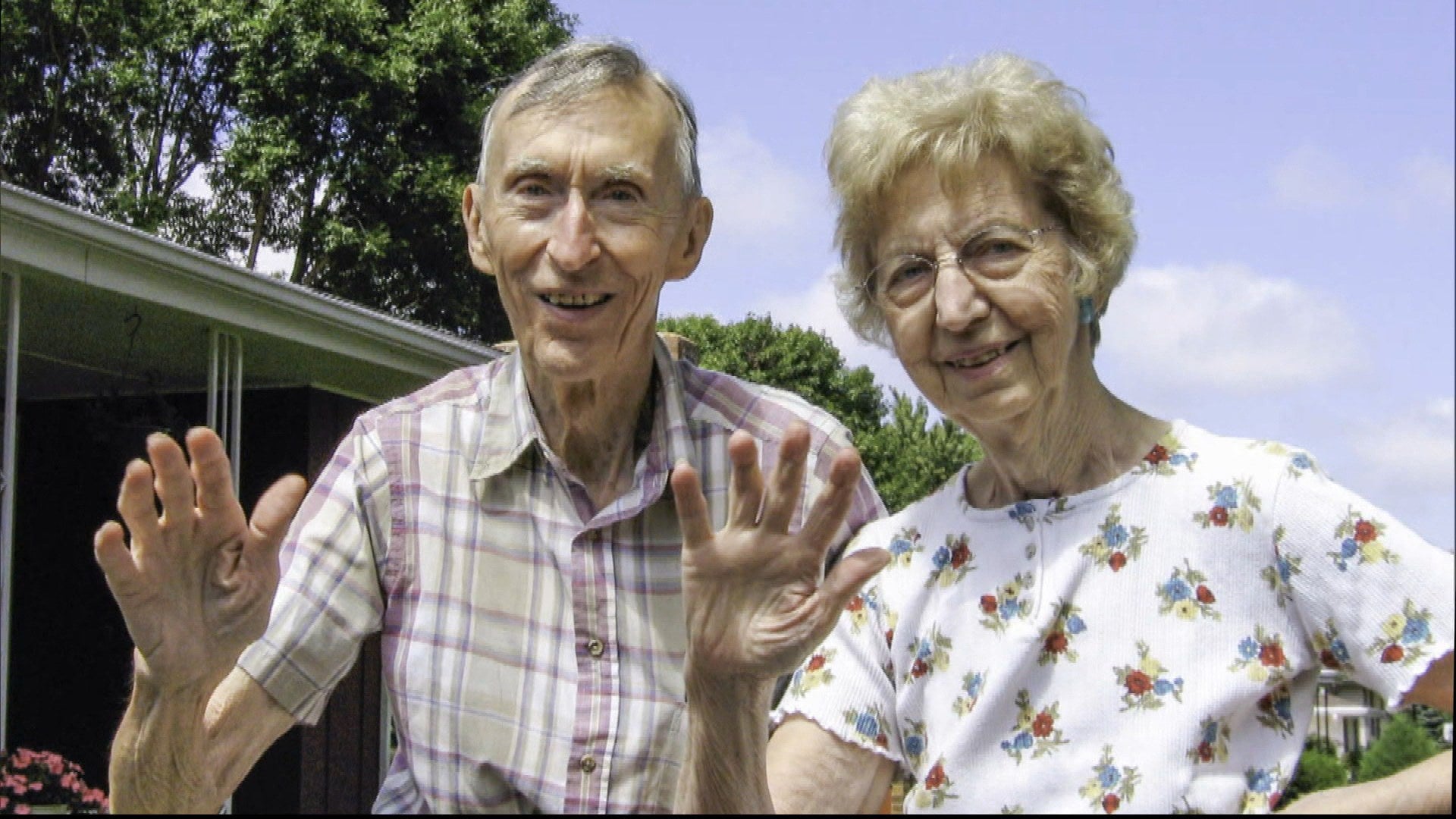 Woman Took Photos of Her Parents Waving Bye Over 27 Years