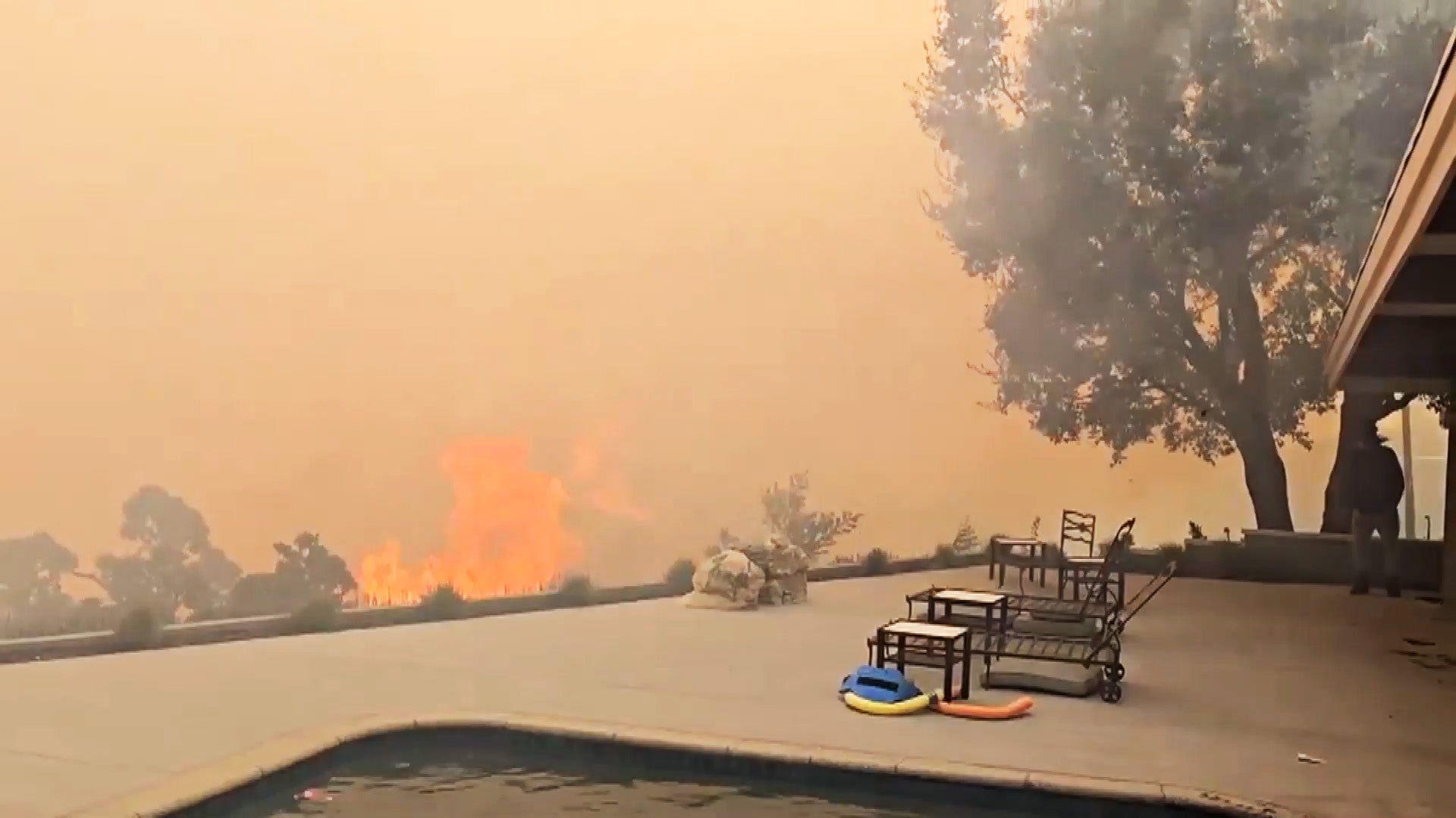 Wildfire near a Los Angeles home