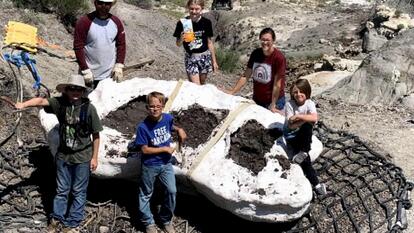 Kids who discovered dinosaur fossil