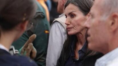 Mud was thrown on Spain's Queen Letizia and King Felipe as they visited the flash flood ravaged Valencia region.