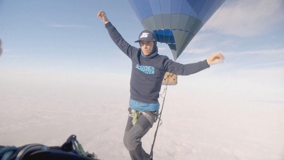 Slackliners Set Record Walking Between Hot Air Balloons 