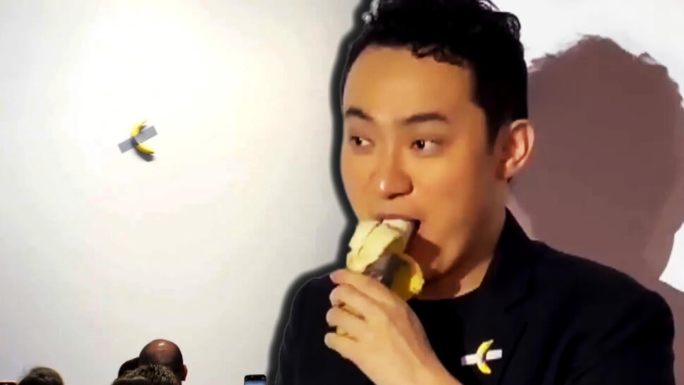 Crypto Entrepreneur Eats Banana After Buying It for $6.2M