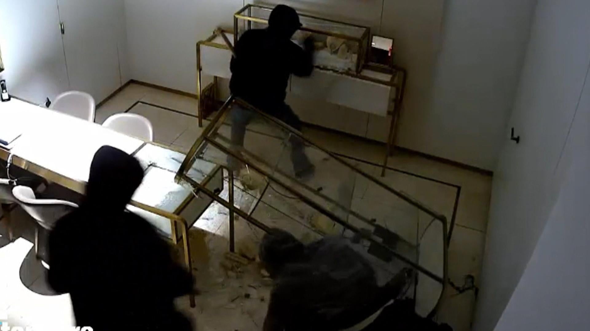 3 Thieves Take 500k In Jewelry During Early Morning Heist On Park Avenue Nypd Inside Edition 8628